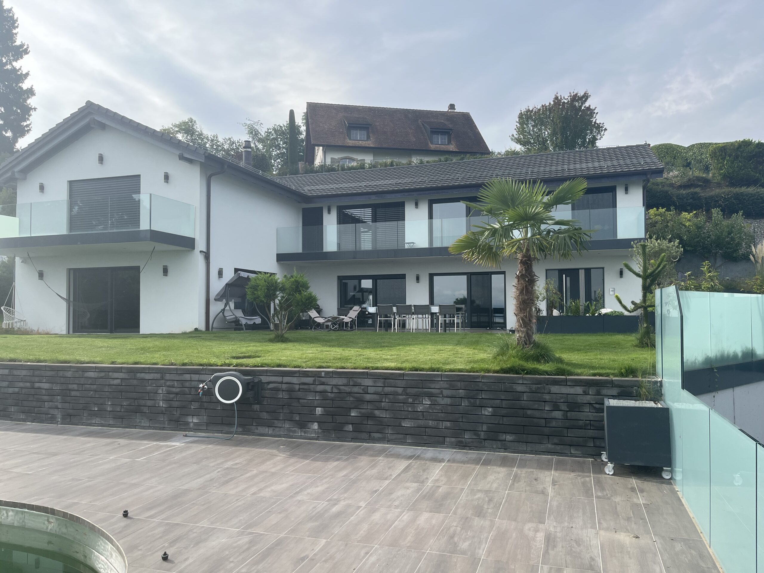 Villa blanche avec balcon