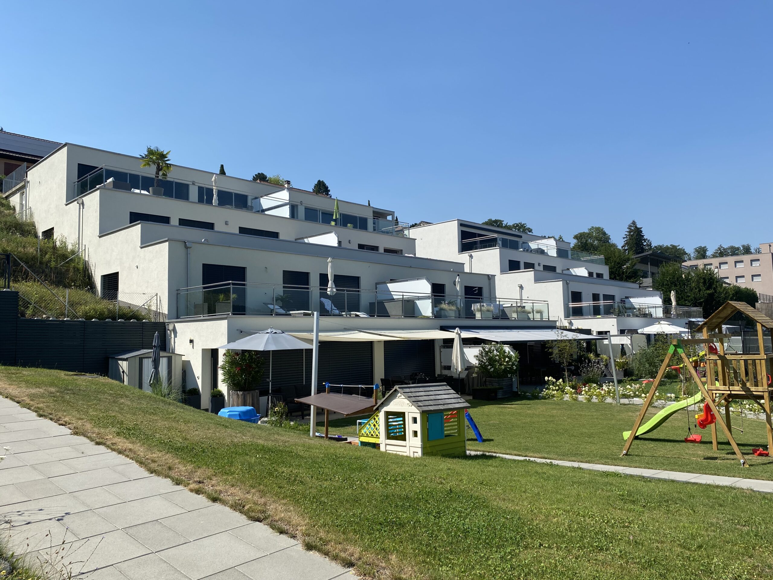Lucens1 2 immeubles blancs avec plusieurs balcons en escaliers