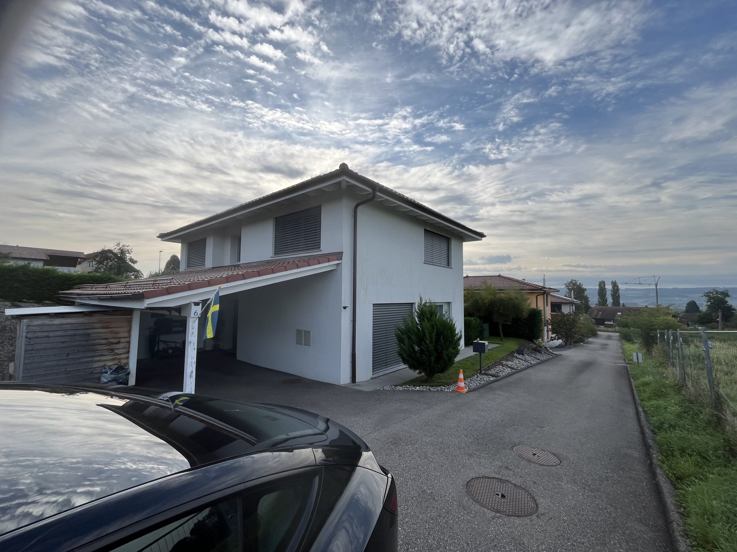 st-aubin5 3 villas, dont une blanche au premier plan