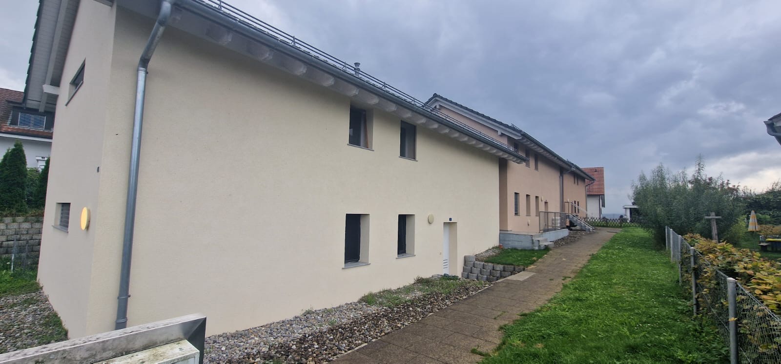 suchy3 1 bâtiment jaune pâle et 1 bâtiment orange pâle